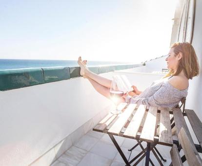 Foto de la terraza privada de la habitación ático con vistas al mar.