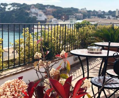 Foto de las instalaciones de este hotel con vistas al mar.