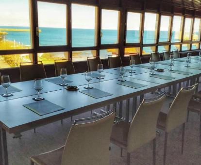 Foto del comedor con vistas al mar del hotel.