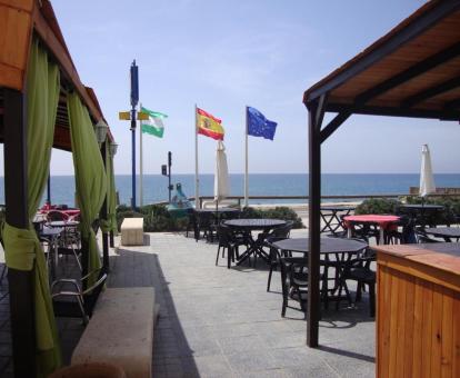 Foto de las instalaciones de este hotel con vistas al mar.