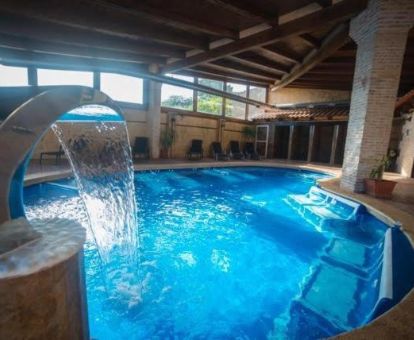 Espacio de bienestar con piscina de hidroterapia de este hotel romántico.