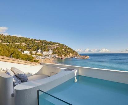 Foto de las instalaciones de este hotel con vistas al mar.