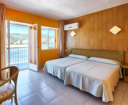 Foto de las instalaciones de este hotel con vistas al mar.