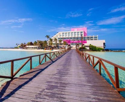 Foto de las instalaciones de este hotel frente al mar.