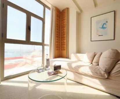Foto de una de las habitaciones con vistas al mar del hotel.