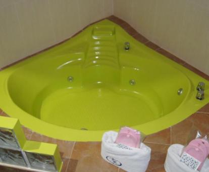 Foto de la bañera de hidromasaje privada de una de las habitaciones de este hotel.