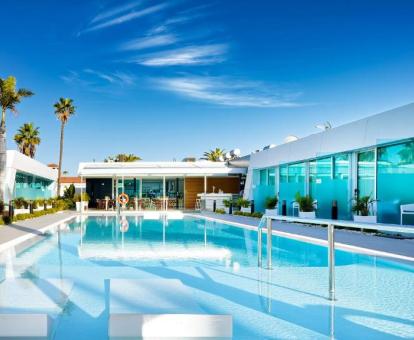 Foto de la piscina al aire libre disponible todo el año de este hotel.