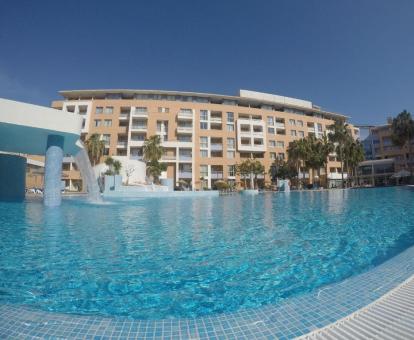Foto de la piscina al aire libre disponible todo el año de este acogedor hotel.