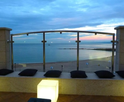 Foto de la una de las terrazas del hotel con fabulosas vistas al mar.