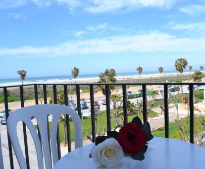 Foto de una de las terrazas privadas con vistas al mar del hotel.