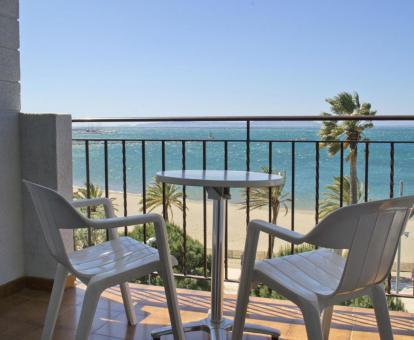 Foto de las instalaciones de este hotel con vistas al mar.