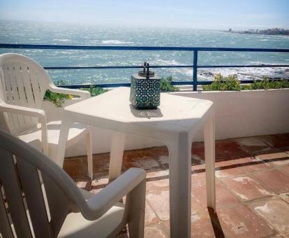 Foto de la terraza privada con vistas al mar de una de las habitaciones del hotel.