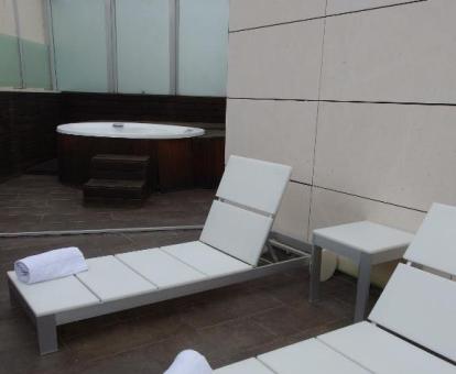 Foto de la bañera de hidromasajes al aire libre de la Suite del hotel.