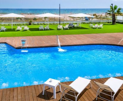 Zona exterior con solarium, vistas al mar y piscina con chorros de hidroterapia de este hotel solo para adultos.