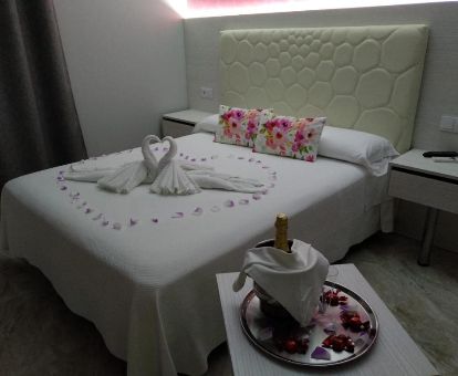 Una de las románticas habitaciones dobles de este acogedor hotel ideal para parejas.