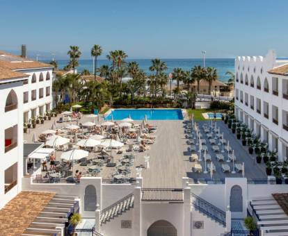 Foto de las instalaciones de este hotel con vistas al mar.