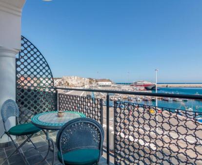 Foto de la terraza con vistas al mar de una de las habitaciones.