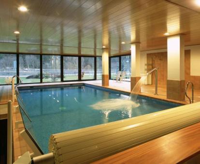 Foto de la piscina interior climatizada con chorros de hidroterapia del hotel.