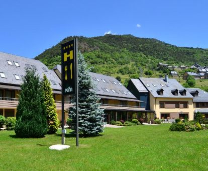 Hermoso hotel de montaña rodeado de un bello paisaje natural para explorar.