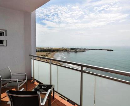 Foto de las instalaciones de este hotel con vistas al mar.