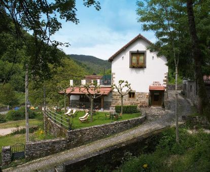 Edificio de este acogedor hotel rural con terraza en la naturaleza.