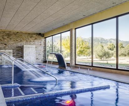 Foto de la piscina de hidroterapia del spa con vistas al exterior.