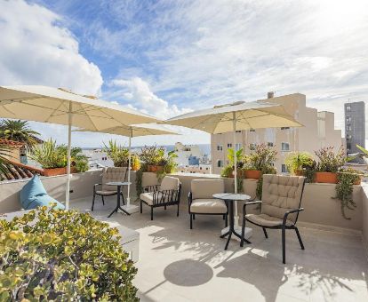 Terraza con mobiliario y vistas a los alrededores de este acogedor hotel.