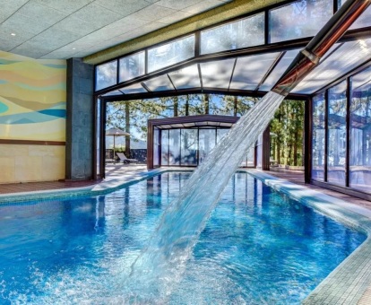 Foto de la piscina con chorros de hidroterapia del spa.