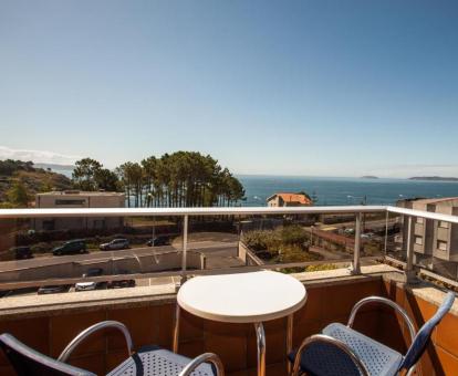 Foto de la terraza con vistas al mar de la Suite Junior con bañera de hidromasajes privada.