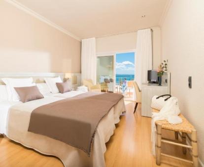 Foto de las instalaciones de este hotel con vistas al mar.