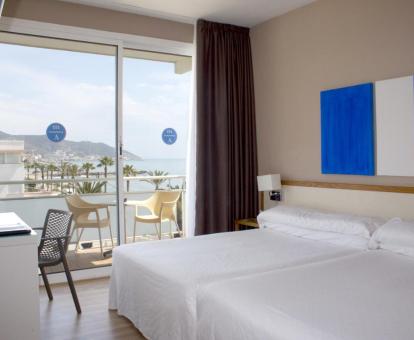 Foto de las instalaciones de este hotel con vistas al mar.