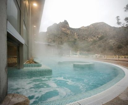 Maravillosa piscina con elementos de hidroterapia al aire libre de este coqueto hotel para parejas.