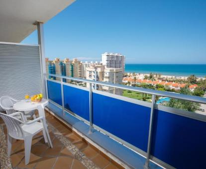 Foto de las instalaciones de este hotel con vistas al mar.