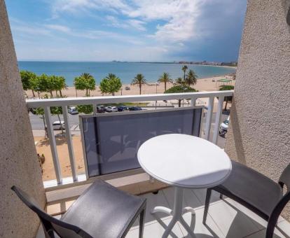 Foto de las instalaciones de este hotel con vistas al mar.