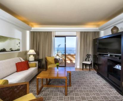 Foto de una de las habitaciones con vistas al mar de este hotel.