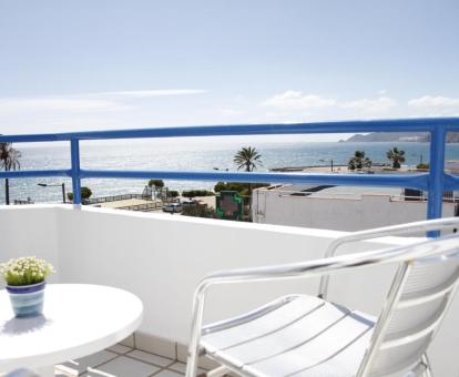 Foto de las instalaciones de este hotel con vistas al mar.