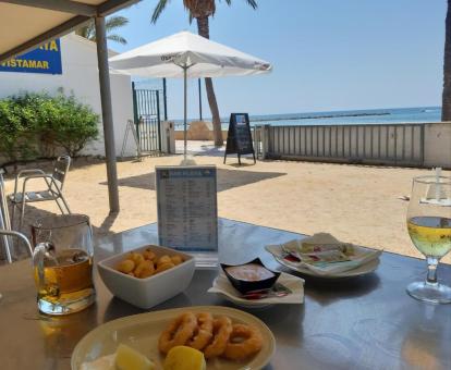 Foto de las instalaciones de este hotel con vistas al mar.