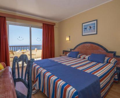 Foto del dormitorio con vistas al mar de uno de los apartamentos de este establecimiento.