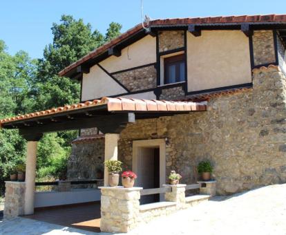 Foto del Chalet Superior de un dormitorio con bañera cerca de la cama de este establecimiento.