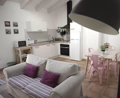 Foto del interior de este coqueto apartamento de un dormitorio y vistas a las montañas.