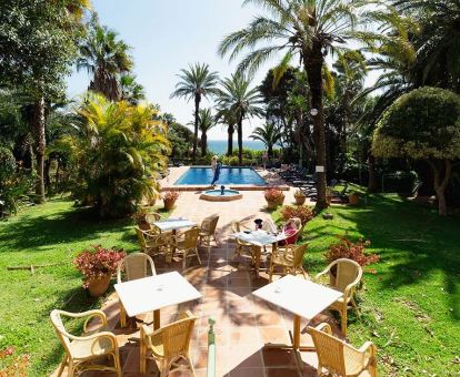 Foto de los amplios jardines con piscina y vistas al mar del hotel.