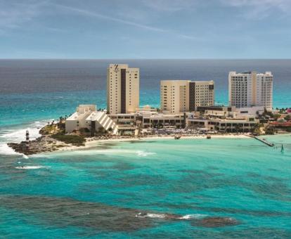 Foto de las instalaciones de este hotel frente al mar.