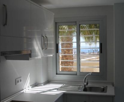 Foto de las vistas al mar desde la ventana de la cocina de este apartamento.