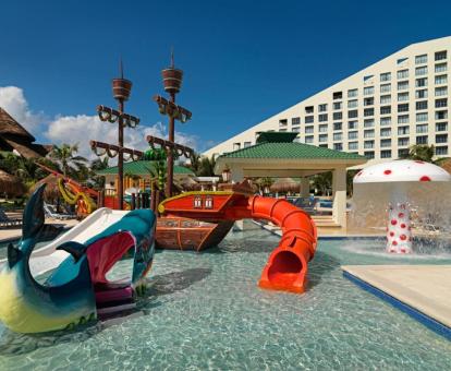 Foto de la piscina con toboganes de agua del hotel.