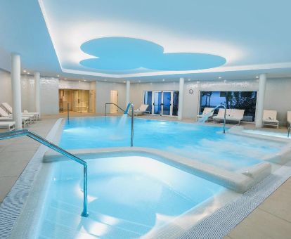 Fabuloso espacio de bienestar con piscina de hidroterapia de este romántico hotel.