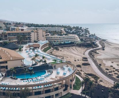 Maravilloso hotel en primera línea de playa con amplias terrazas y piscinas al aire libre.