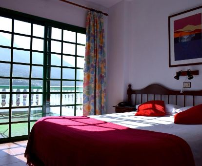 Habitación con terraza privada y vistas de este acogedor hotel.