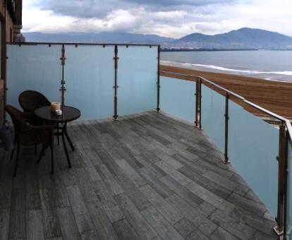 Foto de las instalaciones de este hotel con vistas al mar.