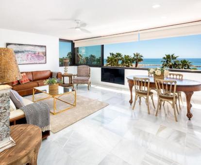 Foto de las vistas al mar desde el salón del apartamento de un dormitorio.