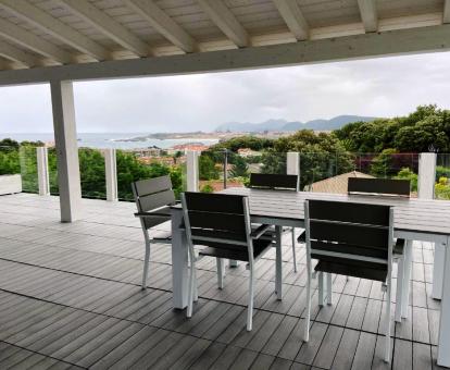 Foto de la terraza con vistas al mar de uno de los apartamentos.